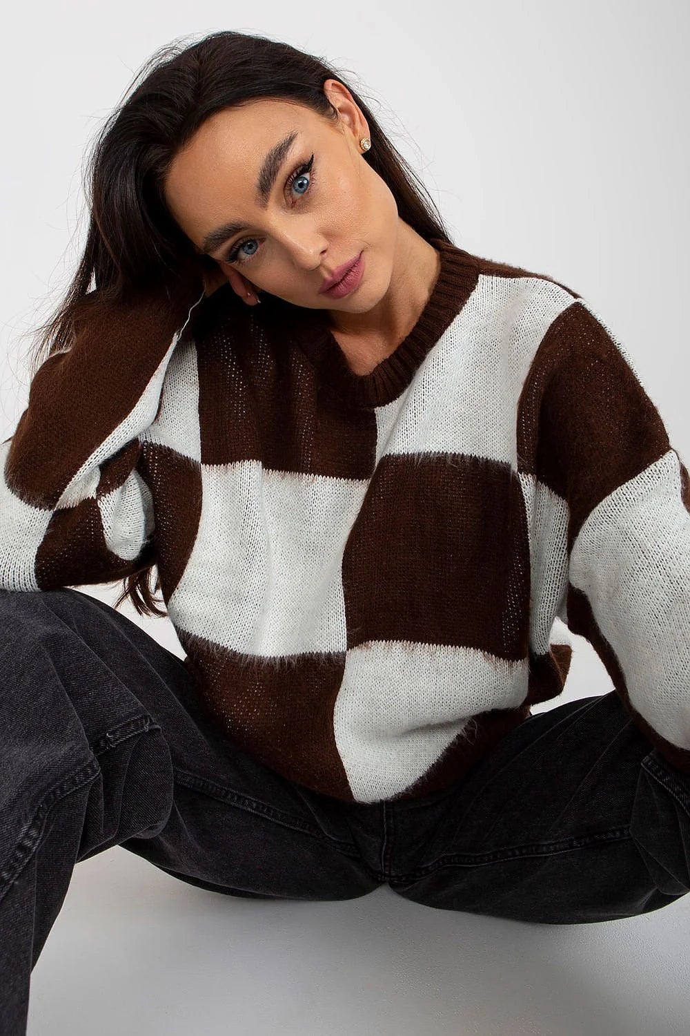 Pull maille femme motif carreaux marron blanc manches longues coupe ample encolure ronde finitions bord-côte style casual chic hiver automne