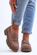 Chaussures basses pour femmes en suède taupe, style classique moderne, confort et élégance, design sophistiqué, finitions luxueuses, idéales pour looks variés