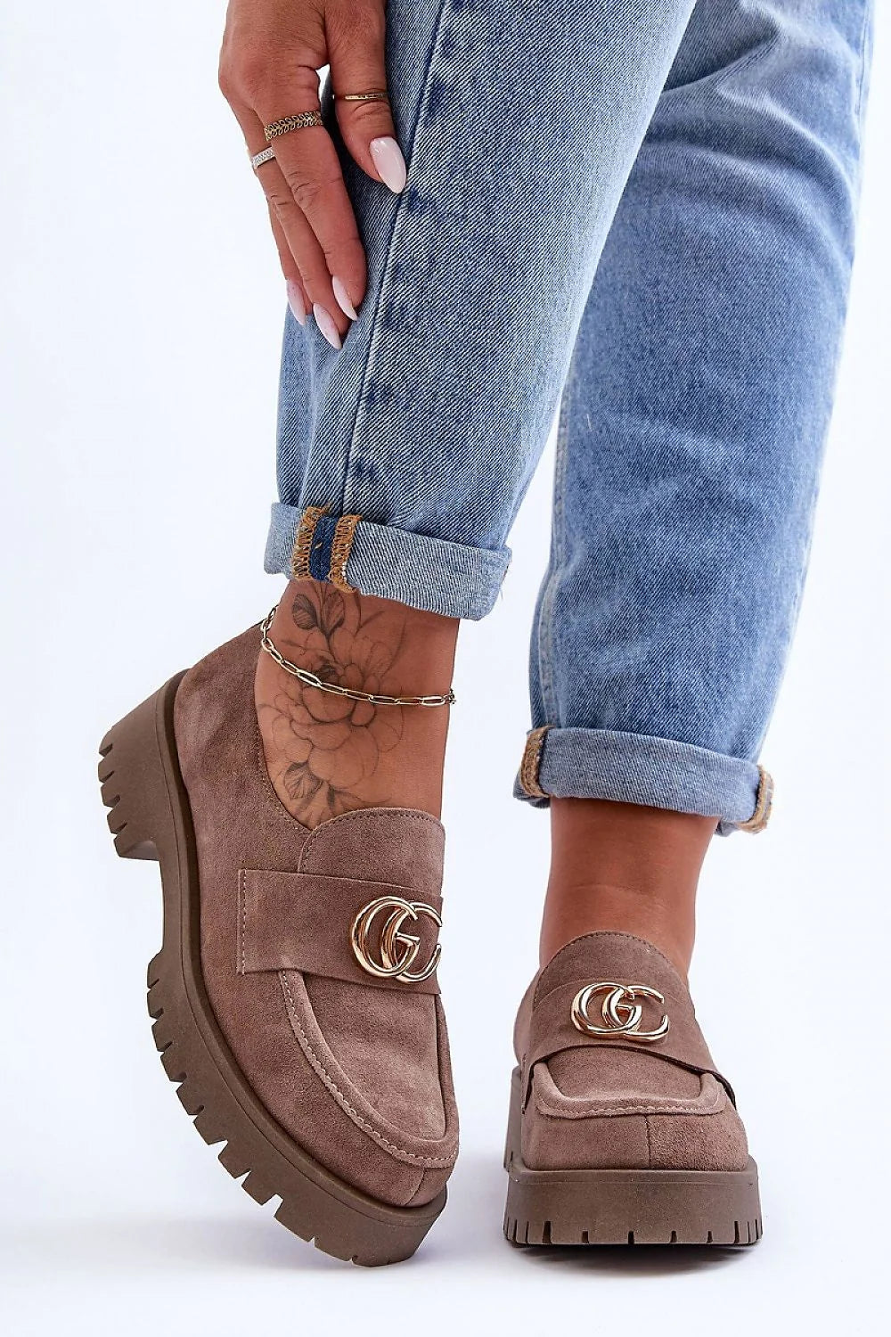 Chaussures basses pour femmes en suède taupe, style classique moderne, confort et élégance, design sophistiqué, finitions luxueuses, idéales pour looks variés