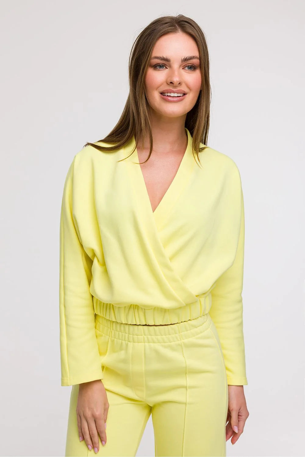 Tenue mode femme cache-cœur V profond manches longues taille élastiquée pantalon haute slim fit couleur jaune pastel matériaux doux stretchables