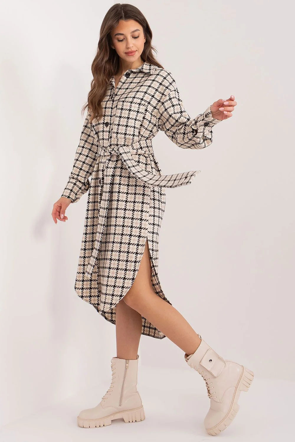 Robe chemise Lakerta motif carreaux noir et blanc coupe asymétrique ceinture incluse manches longues confortable femme