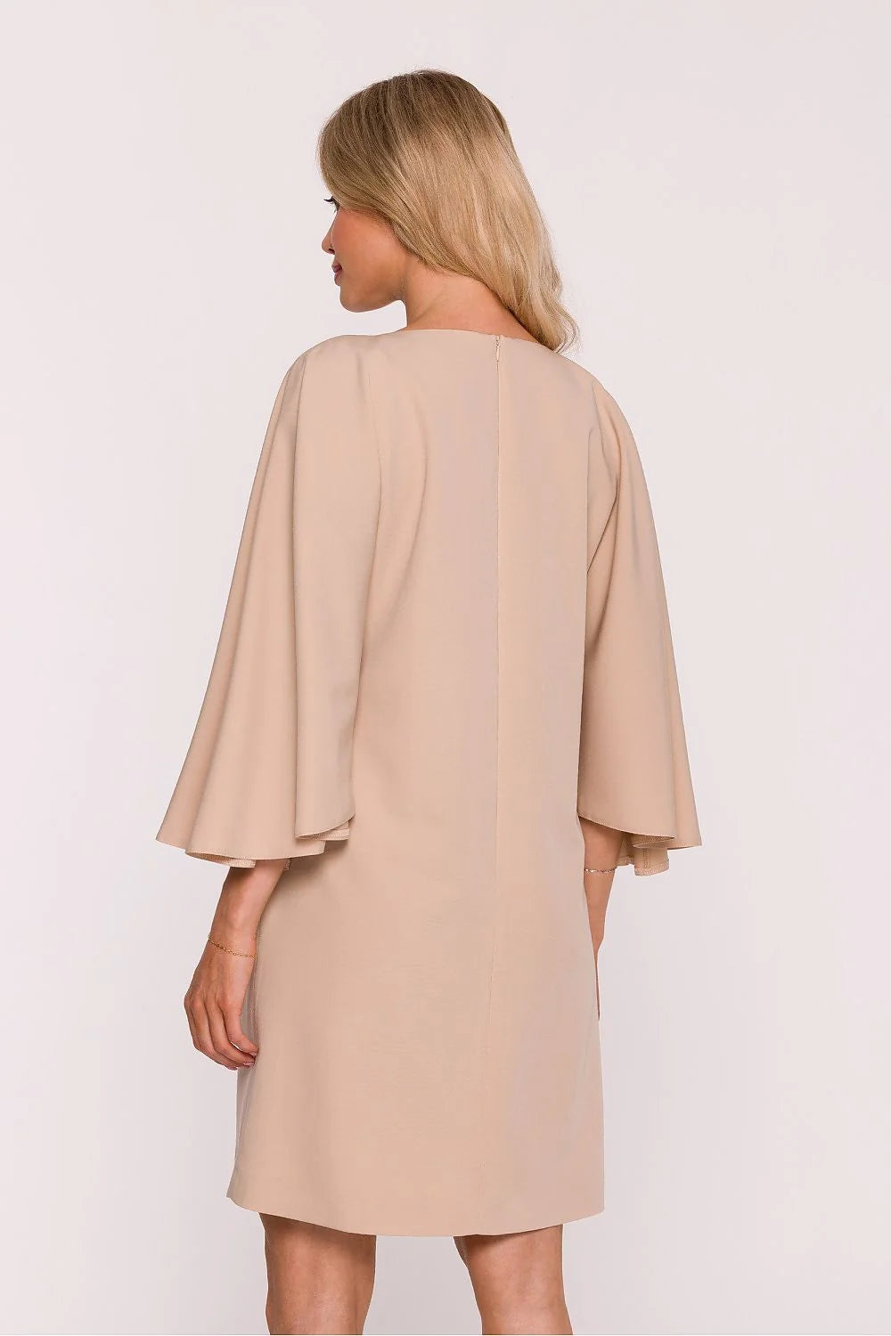 robe trapèze coupe manches cape trois quarts larges spectaculaires tissu lisse agréable décolleté arrondi taille libre bas droit beige minimaliste