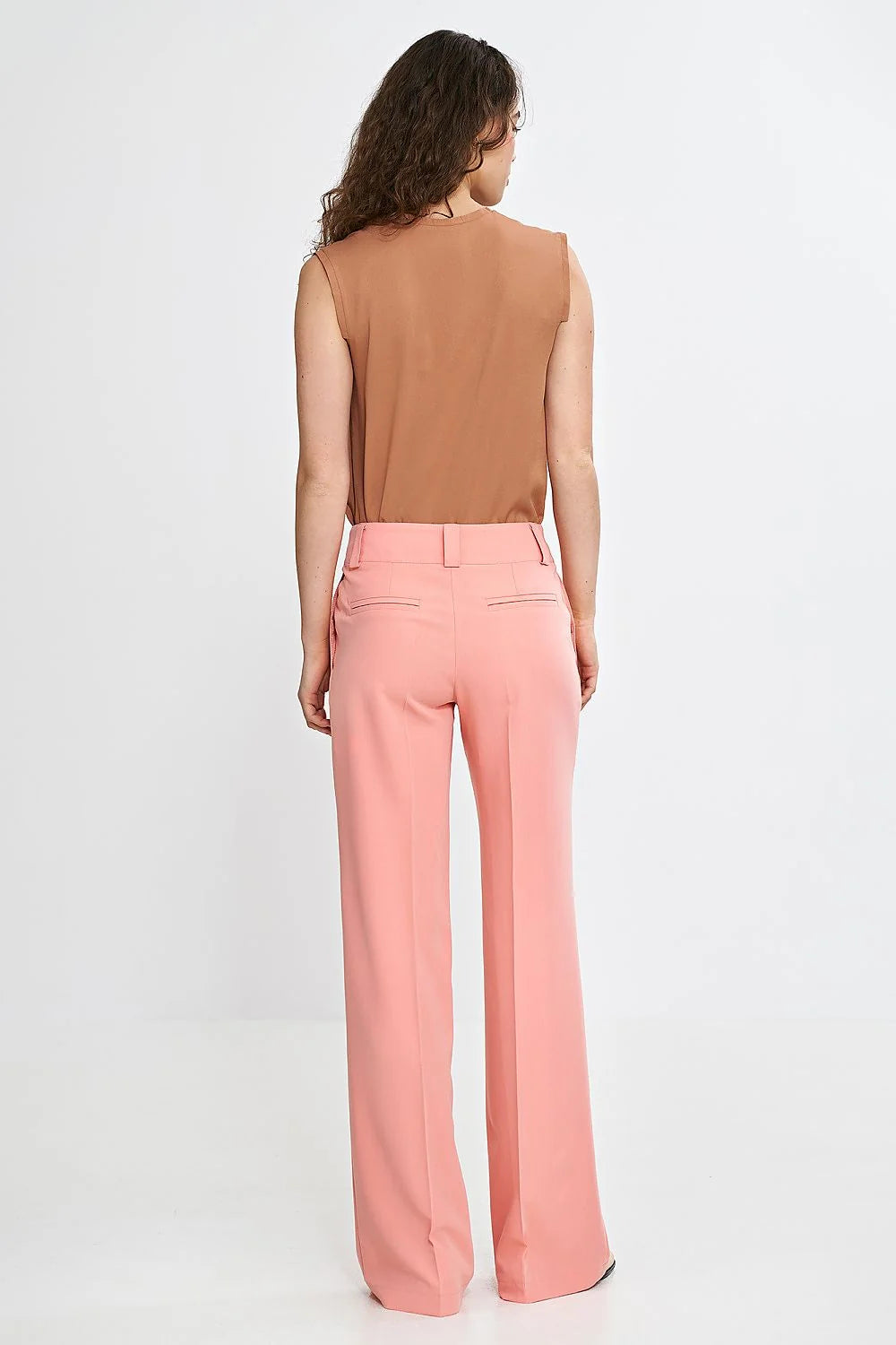 Pantalon élégant long pour femme en tissu synthétique rose saumon coupe évasée taille haute boutons pressions plis