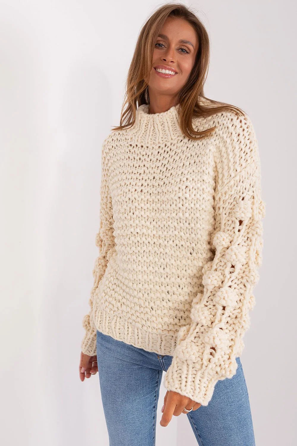 pull femme grosse maille oversize col montant écru crème laine épaisse manches bouffantes torsades noppes bords côtes hanches cosy chaleureux