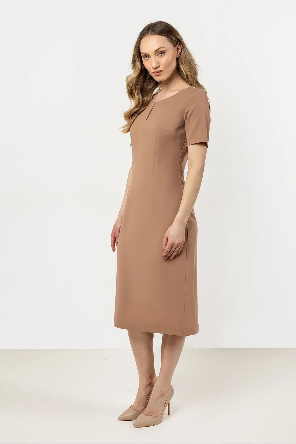Robe élégante pour femme en tissu de qualité, coupe droite, encolure carrée, manches courtes, couleur beige, polyvalente pour travail et soirées