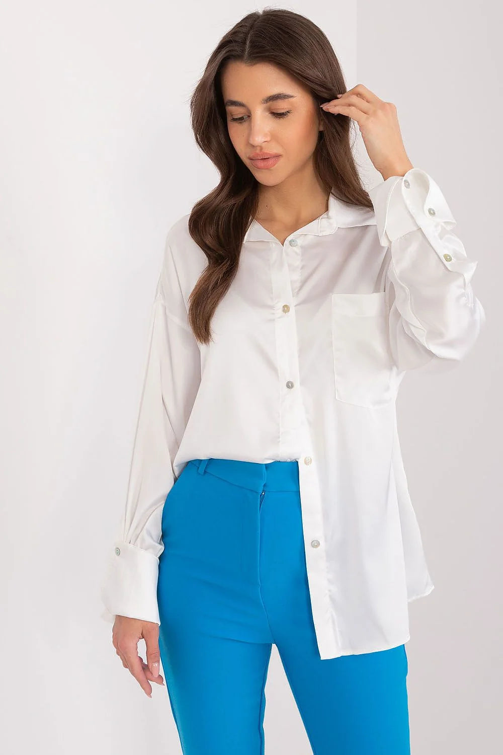 chemise femme satinée blanche manches longues col classique oversize coupe ample fluide poignets larges boutons nacrés poche poitrine élégante intemporelle