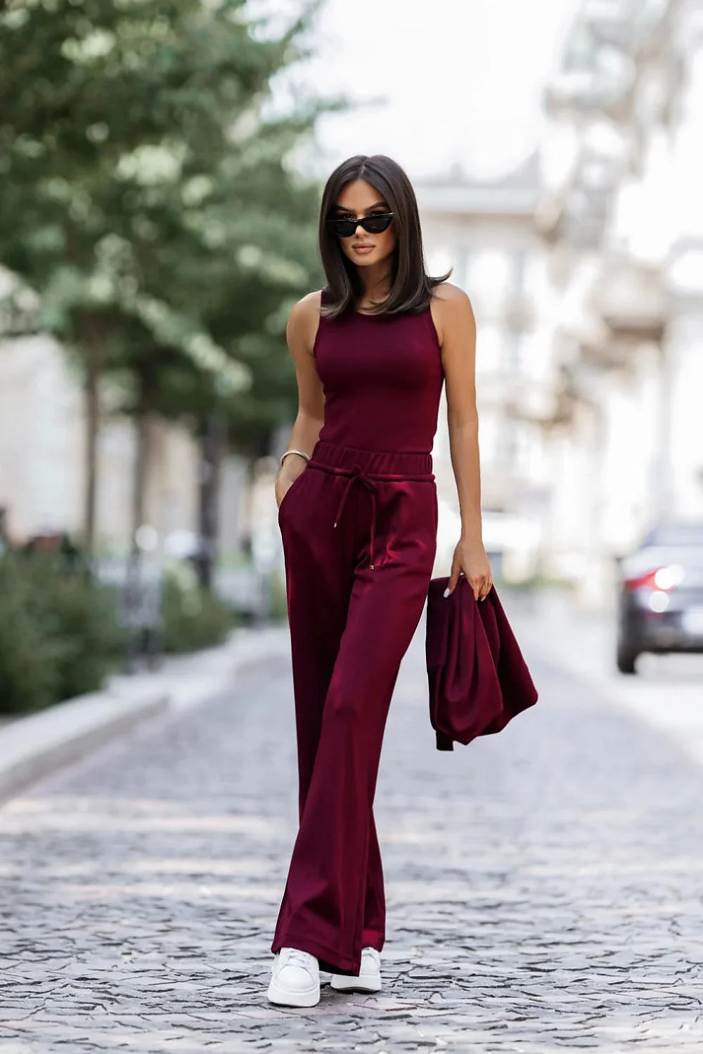 ensemble femme bordeaux sweat oversize colV asymétrique épaule dénudée débardeur colrond pantalon taillemihaute ceintureélastique cordon poches latérales jambes légèrement évasées