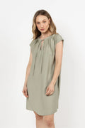 Robe de jour simple et fluide en rayon kaki pour femmes manches courtes décolleté roulé liens à nouer