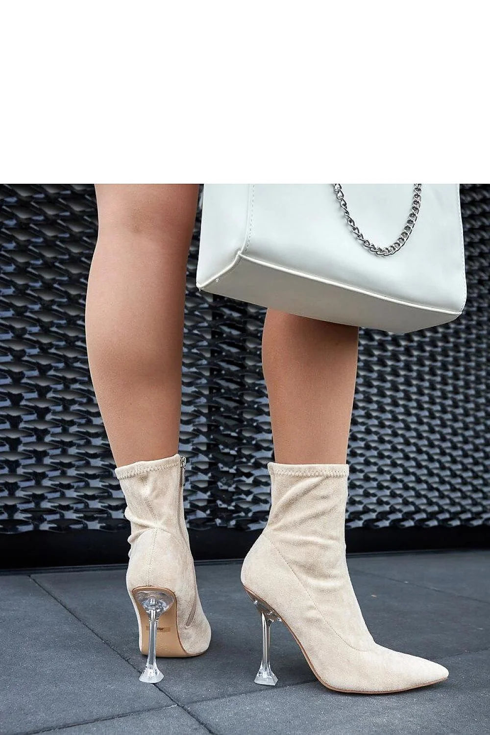 bottines beige daim talon transparent plexiglas stiletto évasé contemporain élégant sophistiqué montante stretch chaussette pointu silhouette ajustée fermeture éclair urbaine