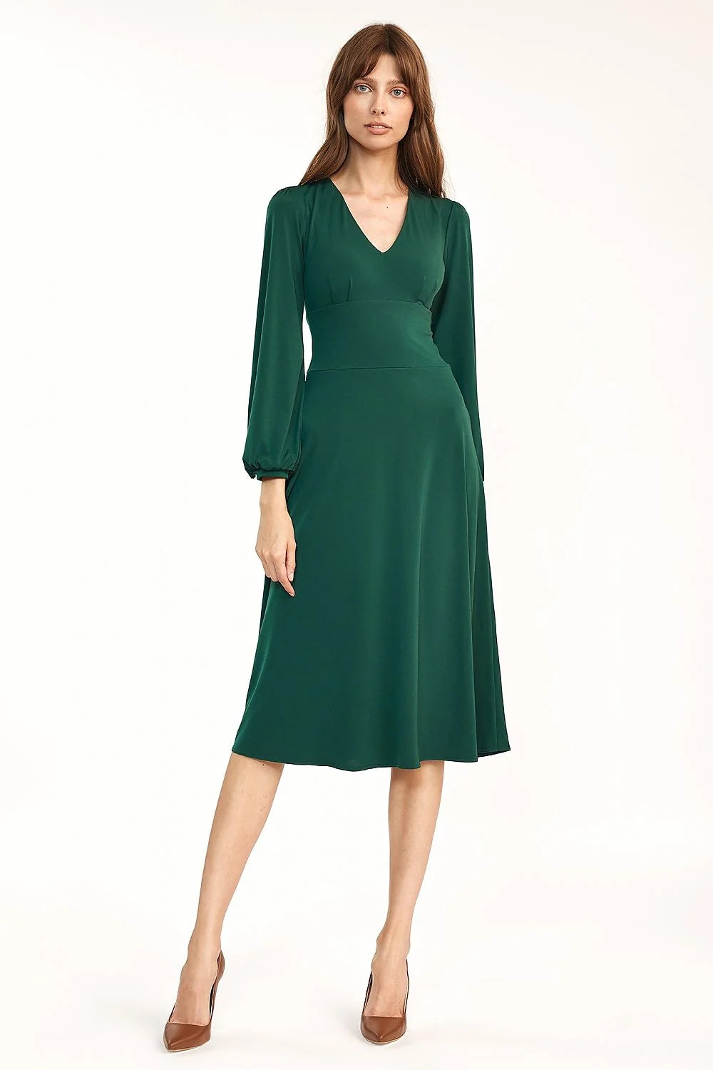 robe midi émeraude mate élégante manches longues bouffantes poignets froncés décolleté V taille empire ajustée ceinture marquée coupe évasée fluide