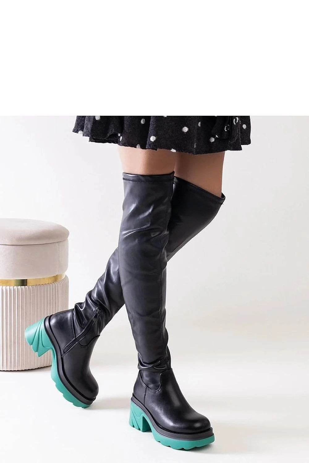 Bottes noires en cuir hautes à talons stabilisés semelles contrastantes vert turquoise fourrure intérieure femmes mode audacieuse