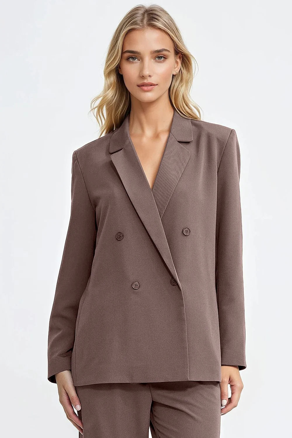 blazer femme oversize double boutonnage col revers épaules structurées manches longues longueur hanches doublure intégrale tissu fluide taupe minimaliste élégant