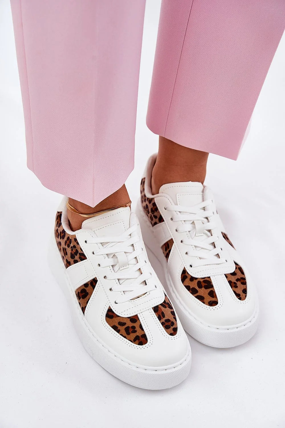 Chaussures de sport élégantes pour femmes cuir blanc motif léopard semelle caoutchouc confortable design moderne tendances 2023
