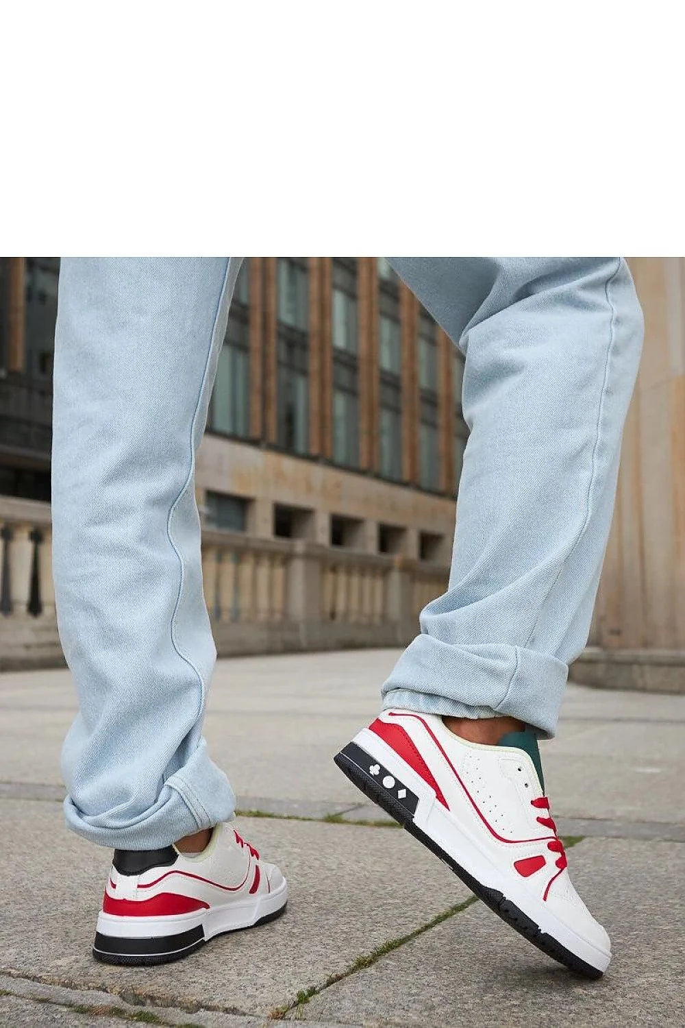 Baskets mode femme design sportif moderne couleur multicolore semelle rouge languette verte caoutchouc durable lacets rouge occasions urban casual
