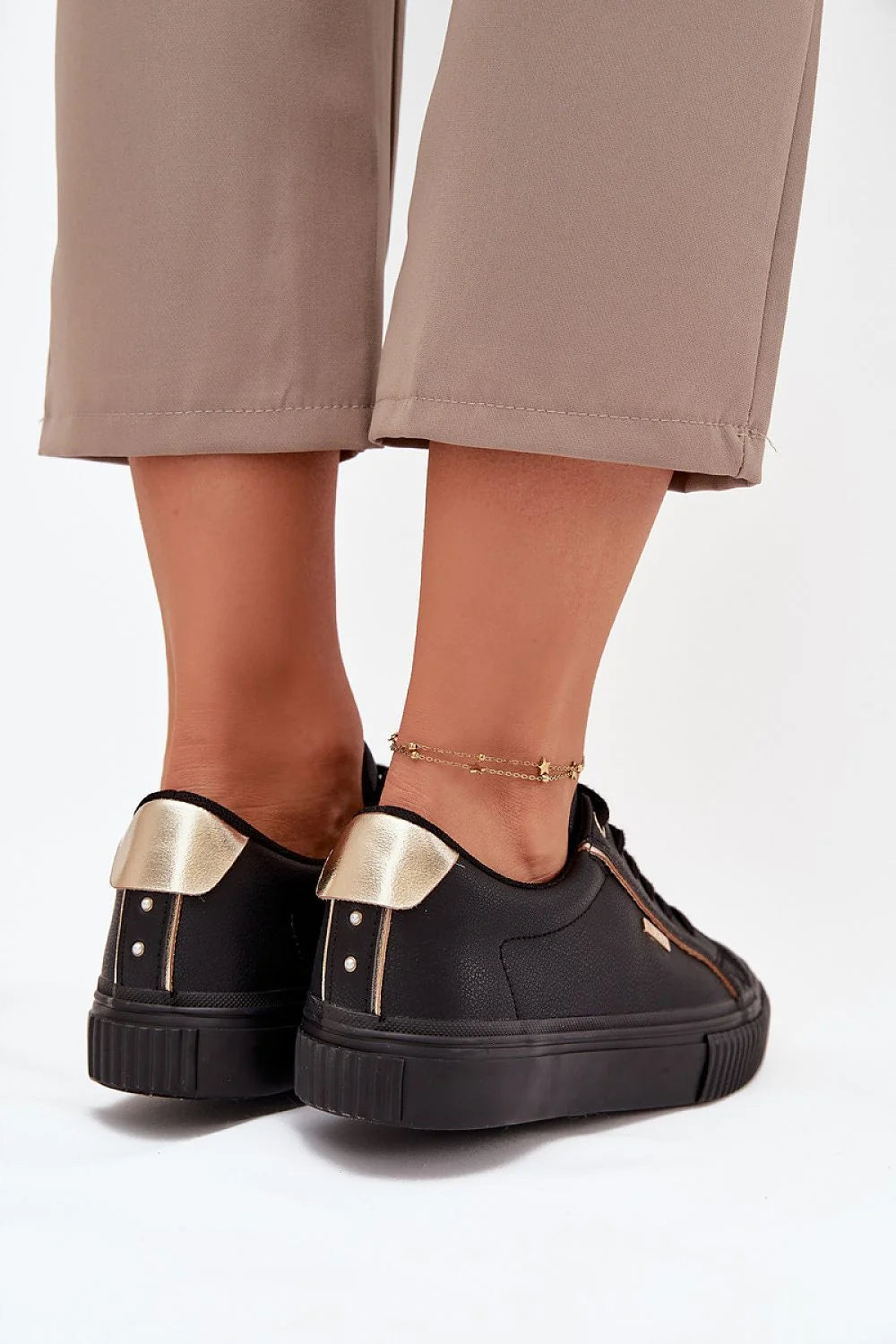 basket basse femme cuir synthétique grainé noir semelle plateforme épaisse crantée rond lacets œillets liseré doré rembourré confort