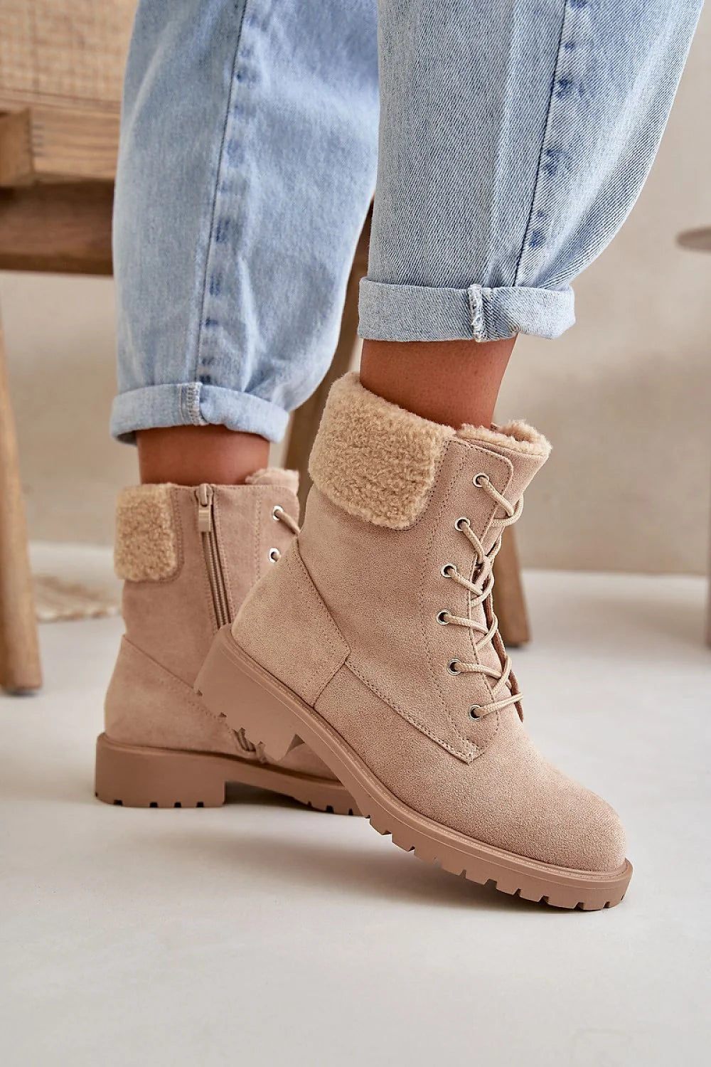 bottines femme suédine beige tige 17cm mi mollet sherpa doublure semelle crantée caoutchouc lacets oeillets zip latéral confortable