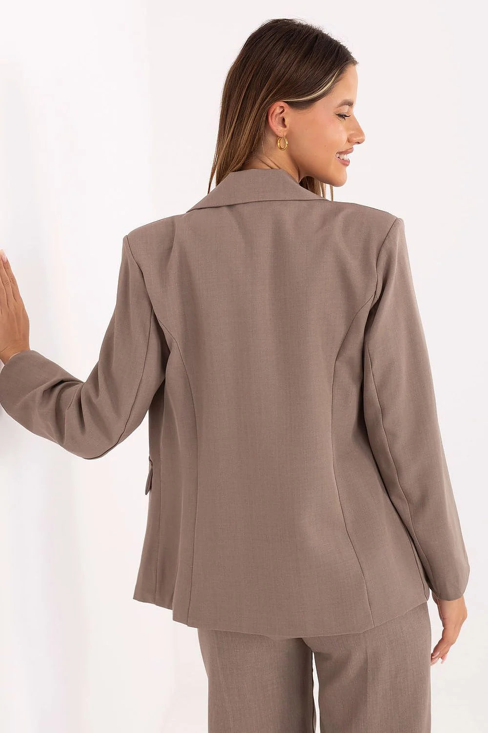 veste blazer femme taupe col cranté manches longues poches rabat épaules structurées coupe mi longue tissu tissé extensible