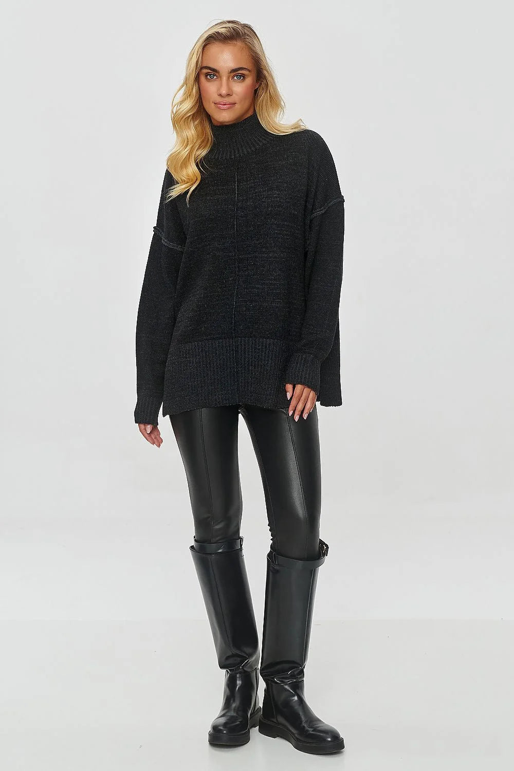 Pull femme col roulé maille ample moderne automne-hiver confortable élégance polyvalent noir profond longues manches fins côte coudières apparentes fente latérale