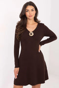 robe pull tricot marron chocolat manches longues décolleté coeur broche dorée côtelée stretch viscose élasthanne ajustée bustier jupe évasée courte