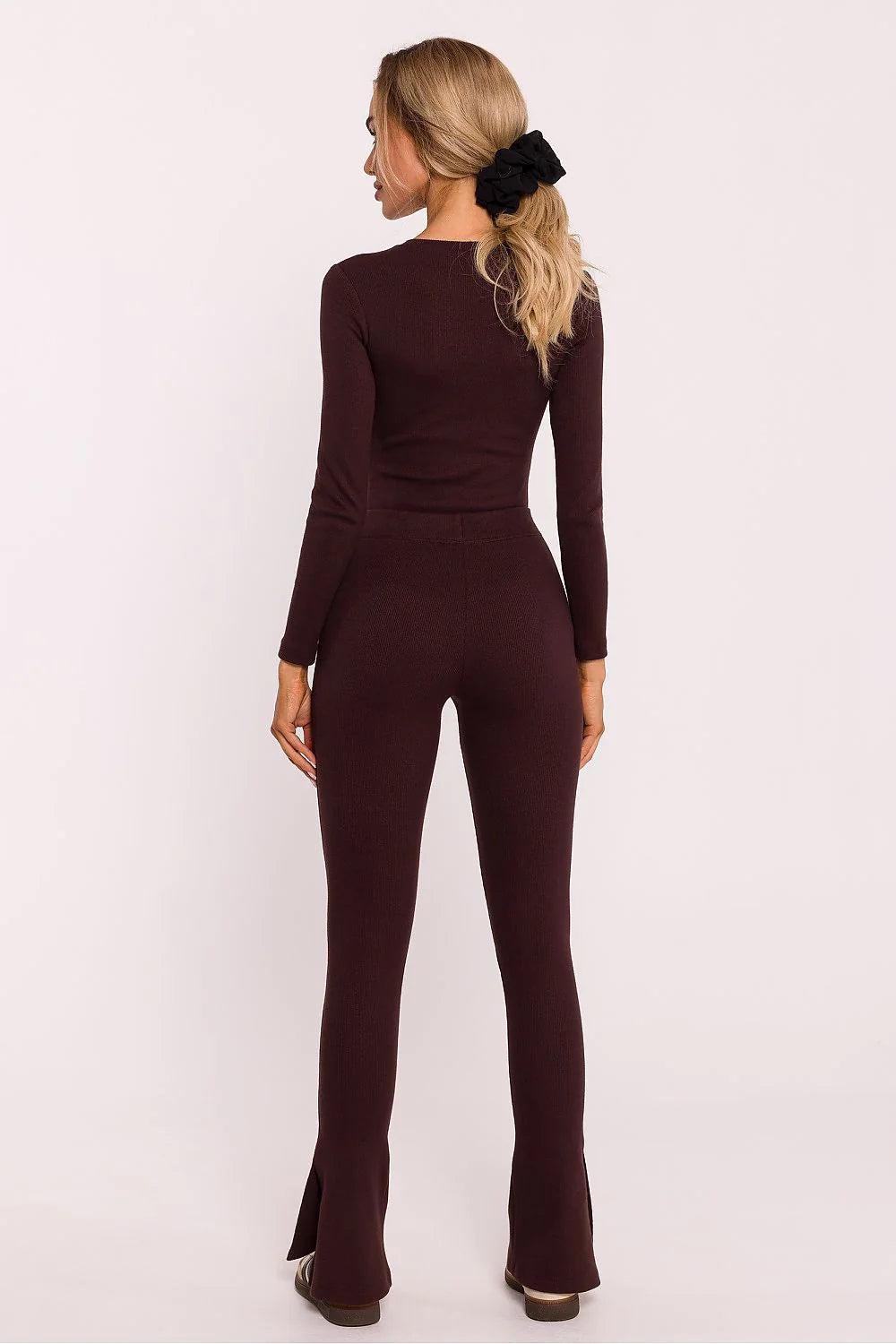 Pantalon femme marron foncé haute taille ajustée coupe évasée matière stretch élégant moderne confort occasion多种