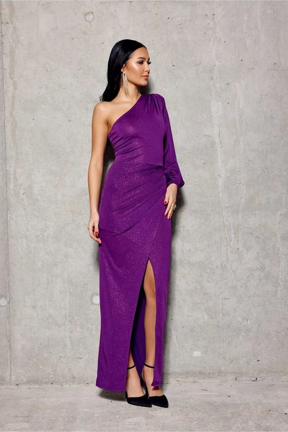 Robe longue asymétrique à une épaule manche longue fente haute tissu scintillant violet profond femme soirée élégance