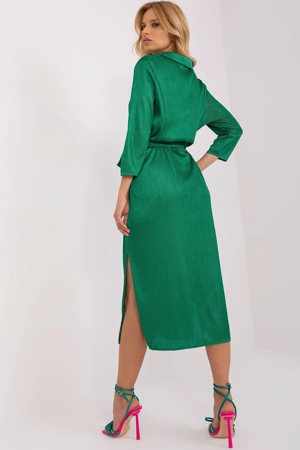 robe midi chemise vert émeraude satinée côtelée fluide col V revers manches trois quarts ceinture nouée taille cintrée fente latérale