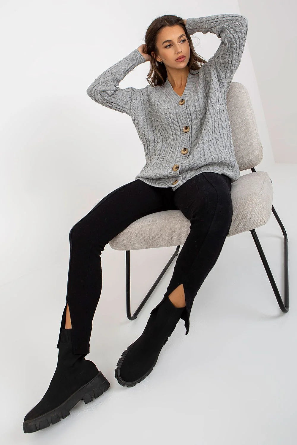 Cardigan Rue Paris pour femme en maille grise motif torsadé manches longues coupe relaxée boutons en bois