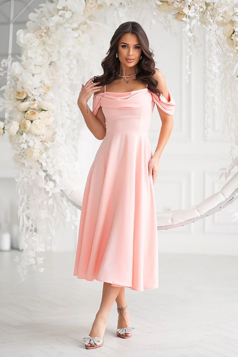 Robe de soirée élégante couleur abricot manches tombantes bretelles fines épaules drapées jupe évasée femme