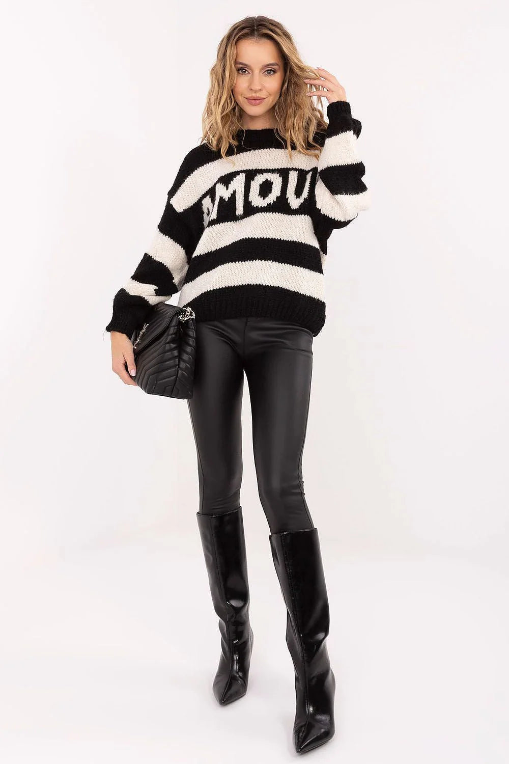 pull femme oversize maille épaisse tricotée bicolore noir blanc larges rayures jacquard inscription AMOUR col rond manches longues bouffantes