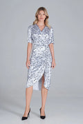 Robe cocktail satin gris clair élégante décolleté V manches courtes motif unique femme cérémonie