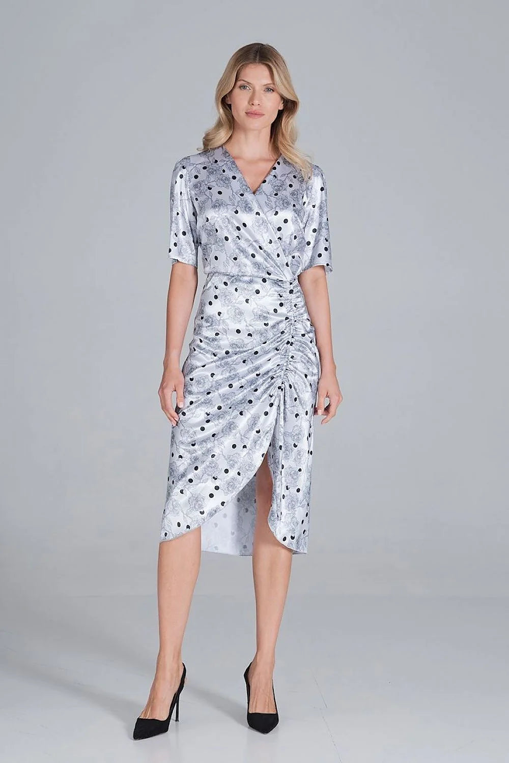 Robe de cocktail élégante moderne en satin gris clair点 noirs manches courtes décolleté en V silhouette ajustée effet portefeuille ourlet asymétrique polyester femme