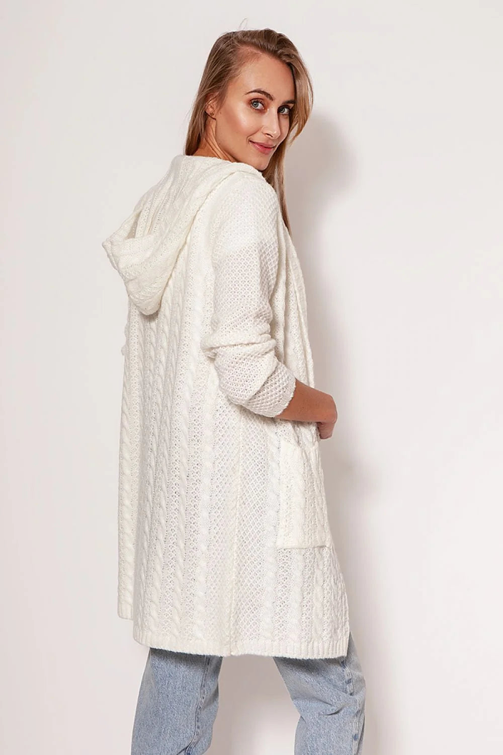 Cardigan pour femme en maille tricoté rouge vibrant, coupe ample, manches longues, capuche intégrée, deux poches, matériau mixte, confortable et élégant