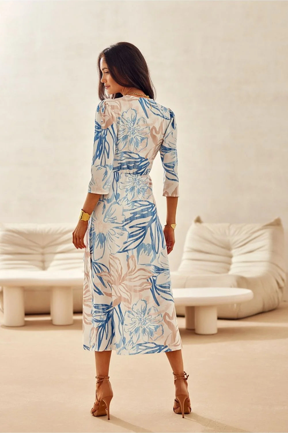 Robe de jour portefeuille style floral motifs fleurs bleu pastel beige tissu léger coton polyester femme mi-mollet V-neck manches 3/4