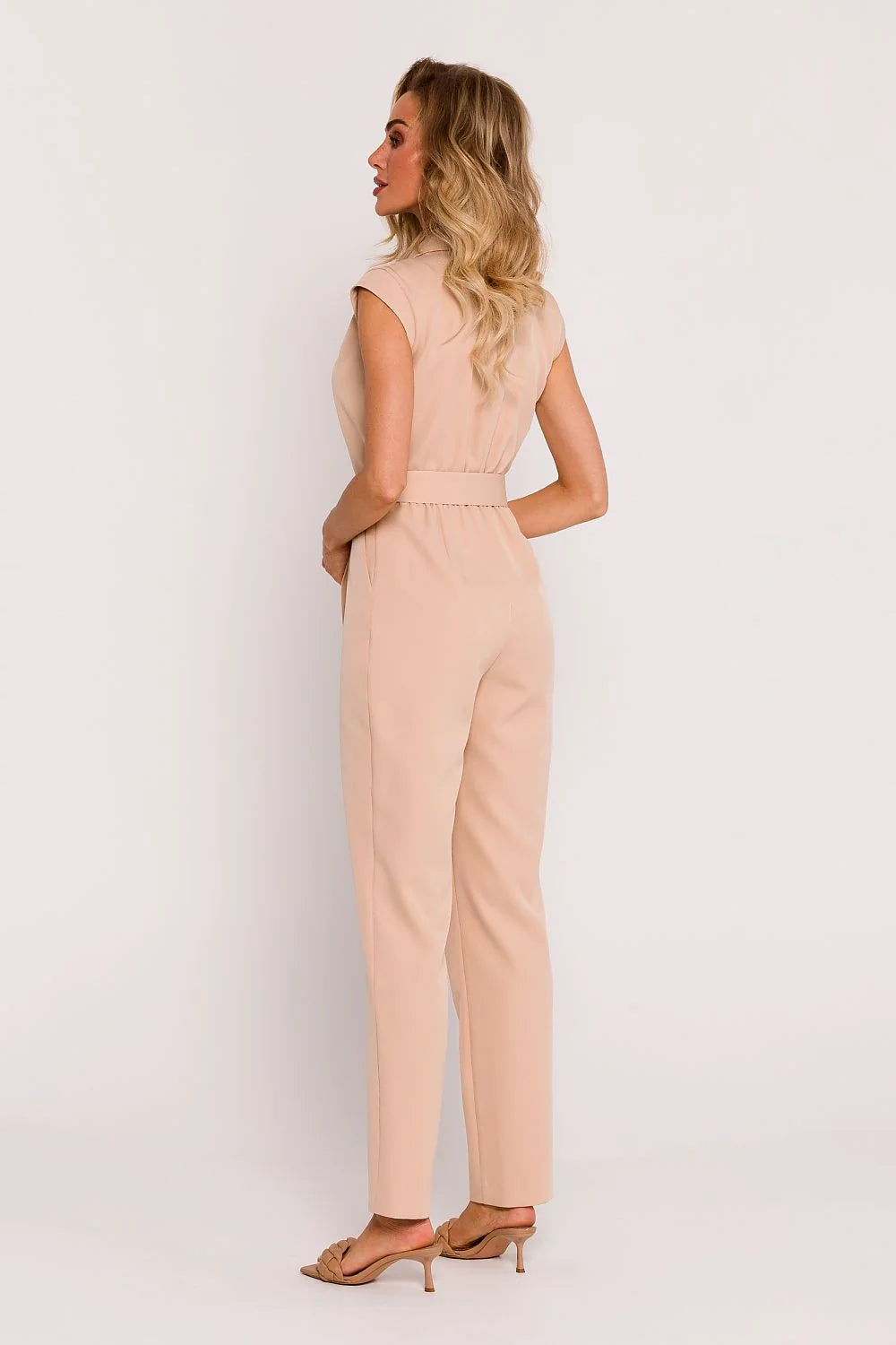 Combinaison pour femme élégante beige nude ajustée sans manches ceinture incluse pour occasion formelle