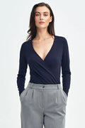 Body croisé épaules nues femmes tissu fluide couleur navy style élégant manches longues coupe ajustée finitions soignées occasion bureau soirée