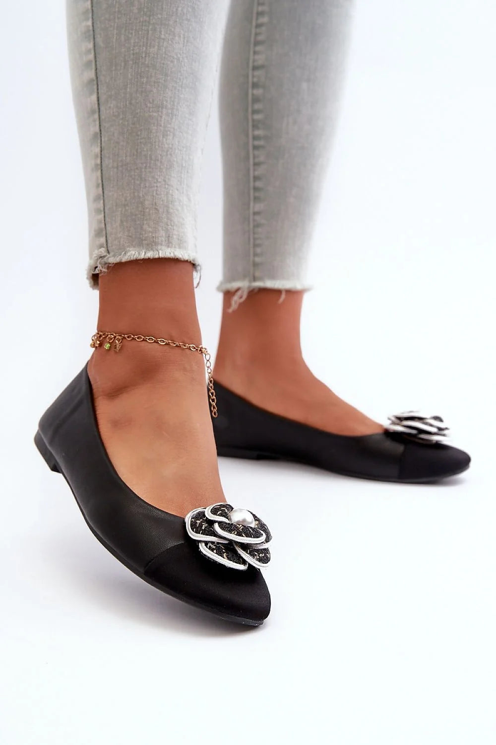 ballerines femme similicuir noir bout rond ornement floral volumineux perle cabochon empiècement textile contrastant semelle intérieure souple talon plat