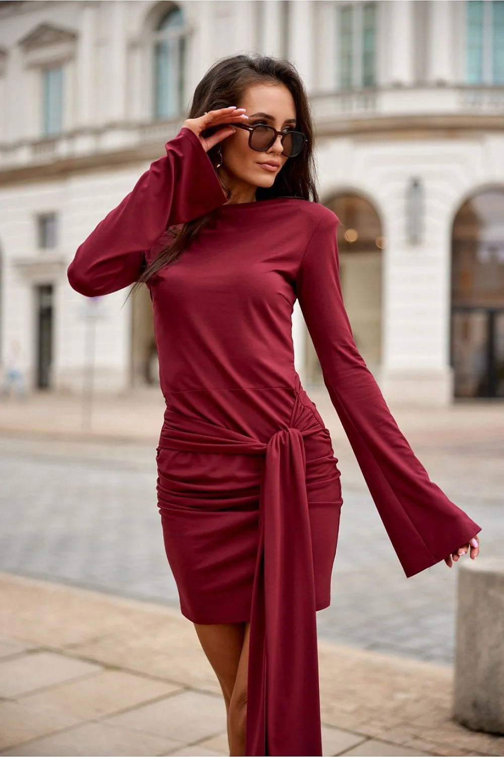 robe courte moulante bordeaux jersey extensible col bateau manches longues évasées fronces latérales ceinture drapée nouée taille marquée