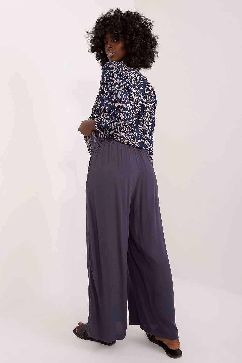 Pantalon femme Sublevel palazzo large bleu marine motif floral abstrait haut ample manches longues sandales plates