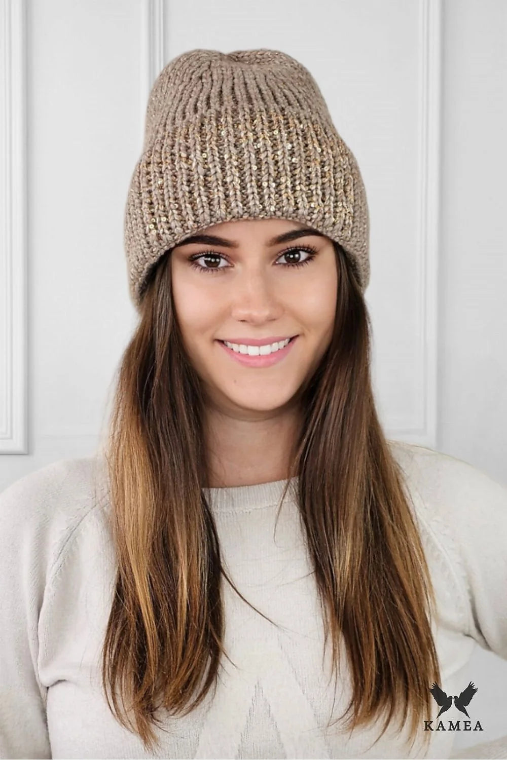 Bonnet d'hiver élégant maille épaisse texture côtelée brillant paillettes dorées couleur taupe confort style moderne femme