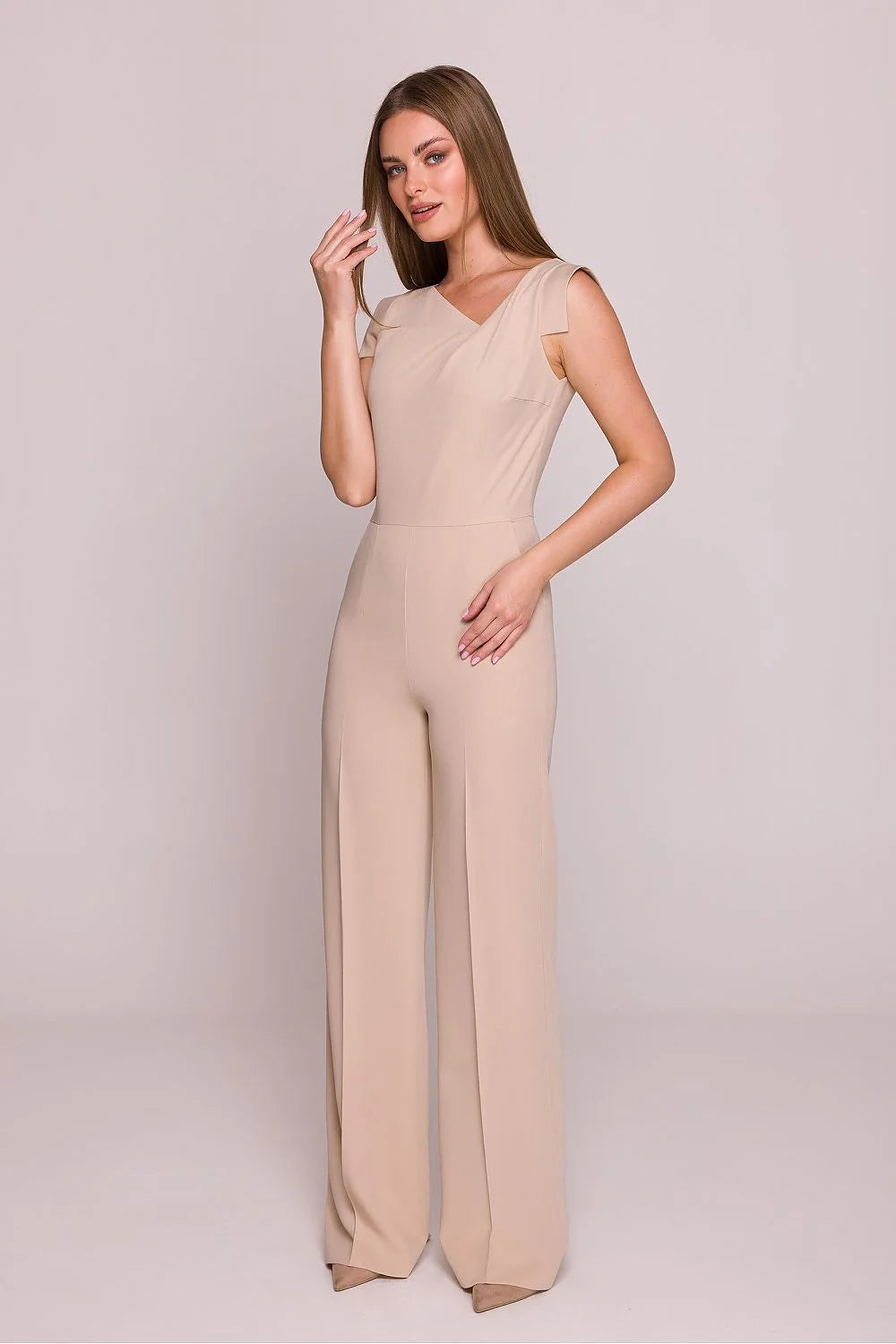 Combinaison femmes moderne sans manches en tissu satiné élastique coupe ajustée taille haute évasée beige élégante occasion cocktail soirée