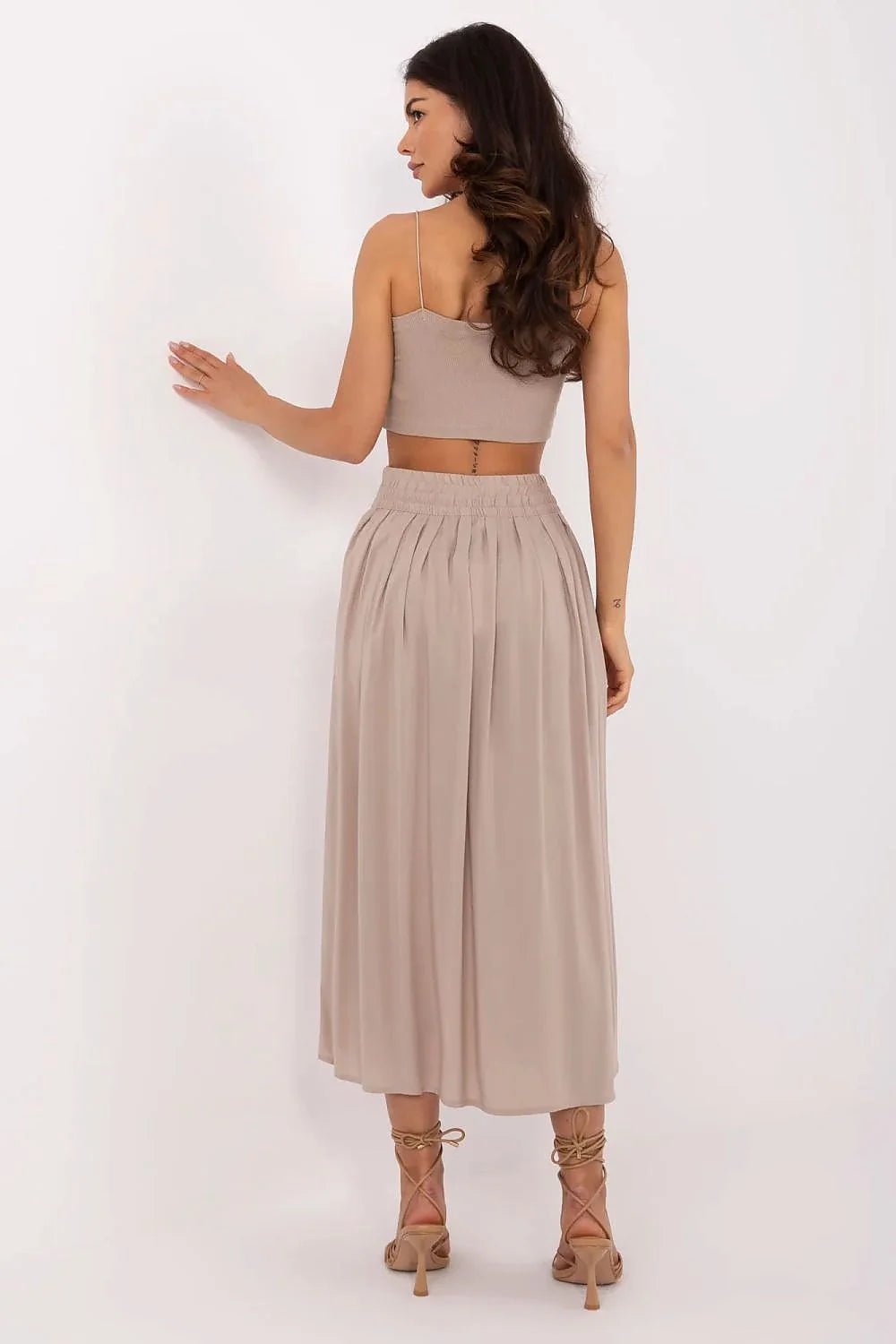 ensemble femme crop top jupe longue plissée beige minimaliste bretelles fines taille haute évasée bohème chic boutonnage frontal fluide estival