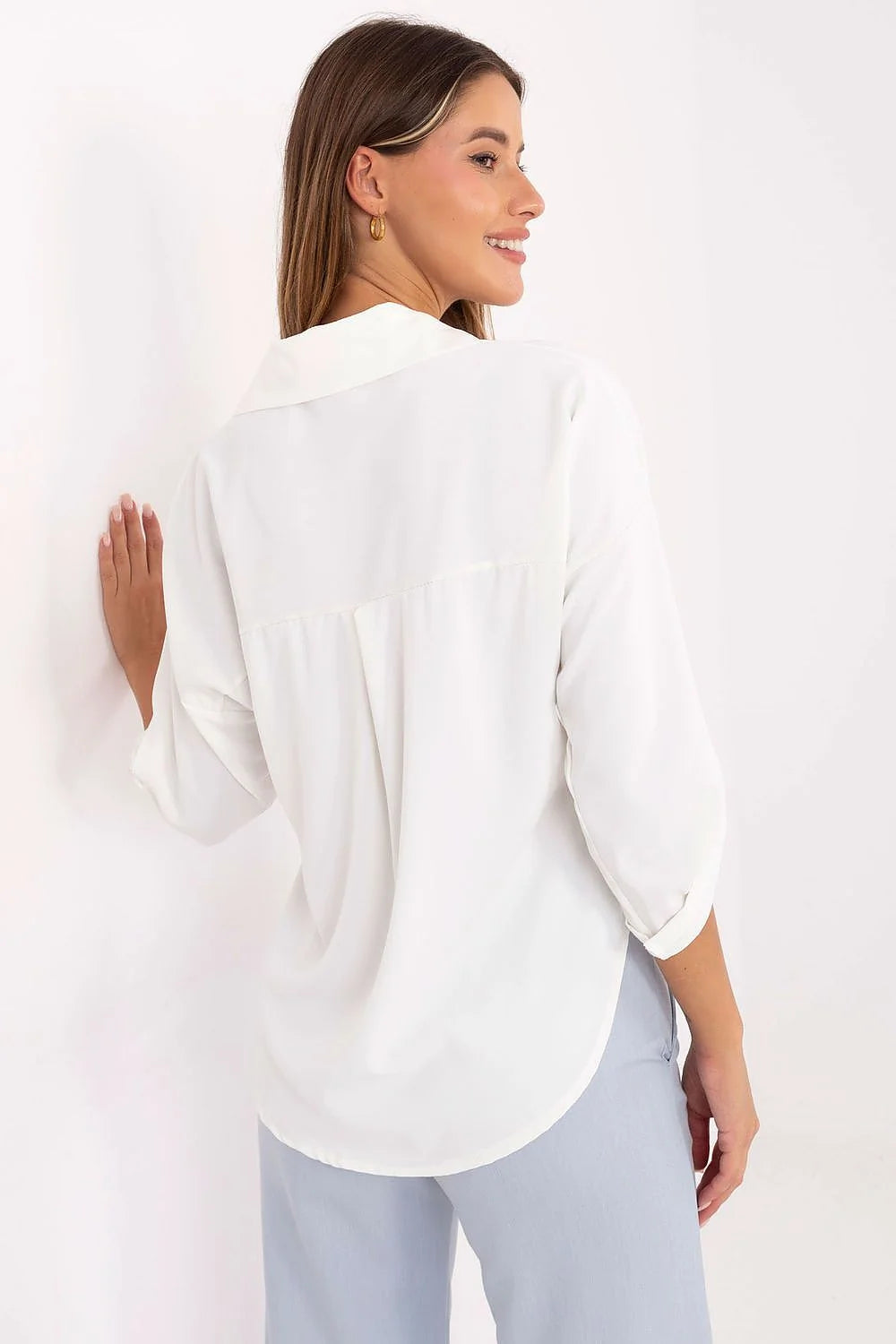 chemise femme ivoire blanche col classique tissu fluide satiné coupe ample manches longues retroussables boutons dorés étoiles texturé élégant