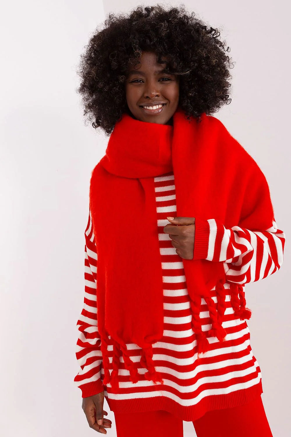 écharpe rouge longue polyester résistant pompons franges grosse maille oversize chaude douce moelleuse généreuse enveloppante polyvalente marin décontractée