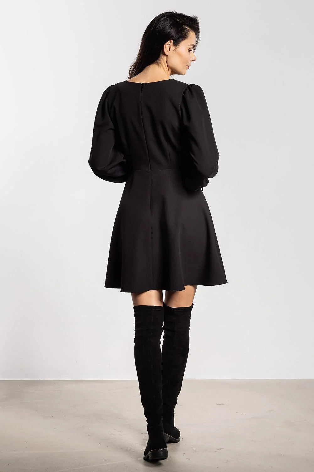 robe mini patineuse noire femme encolure ronde taille cintrée jupe évasée courte manches longues ballon poignets élastiques noeud décoratif élégante