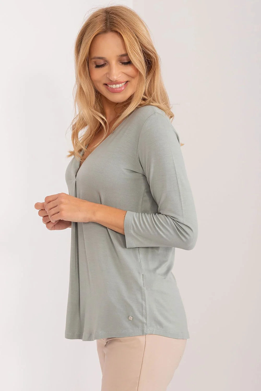 Chemisier femme élégant couleur gris clair ou vert sauge matière viscose douce décolleté en V manches longues coupe décontractée style intemporel mode confortable