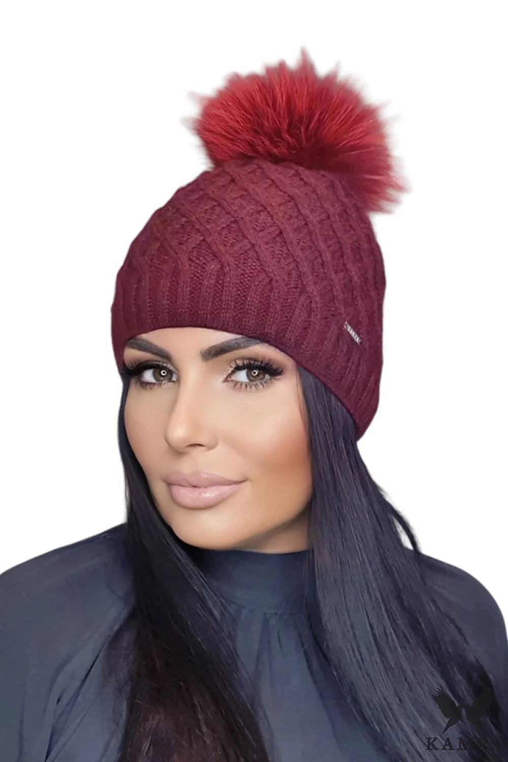 Bonnet Kamea pour femme, mode hiver élégant, laine mohair, pompon fourrure synthétique, couleur bordeaux, coupe ajustée, style casual chic, finitions métalliques