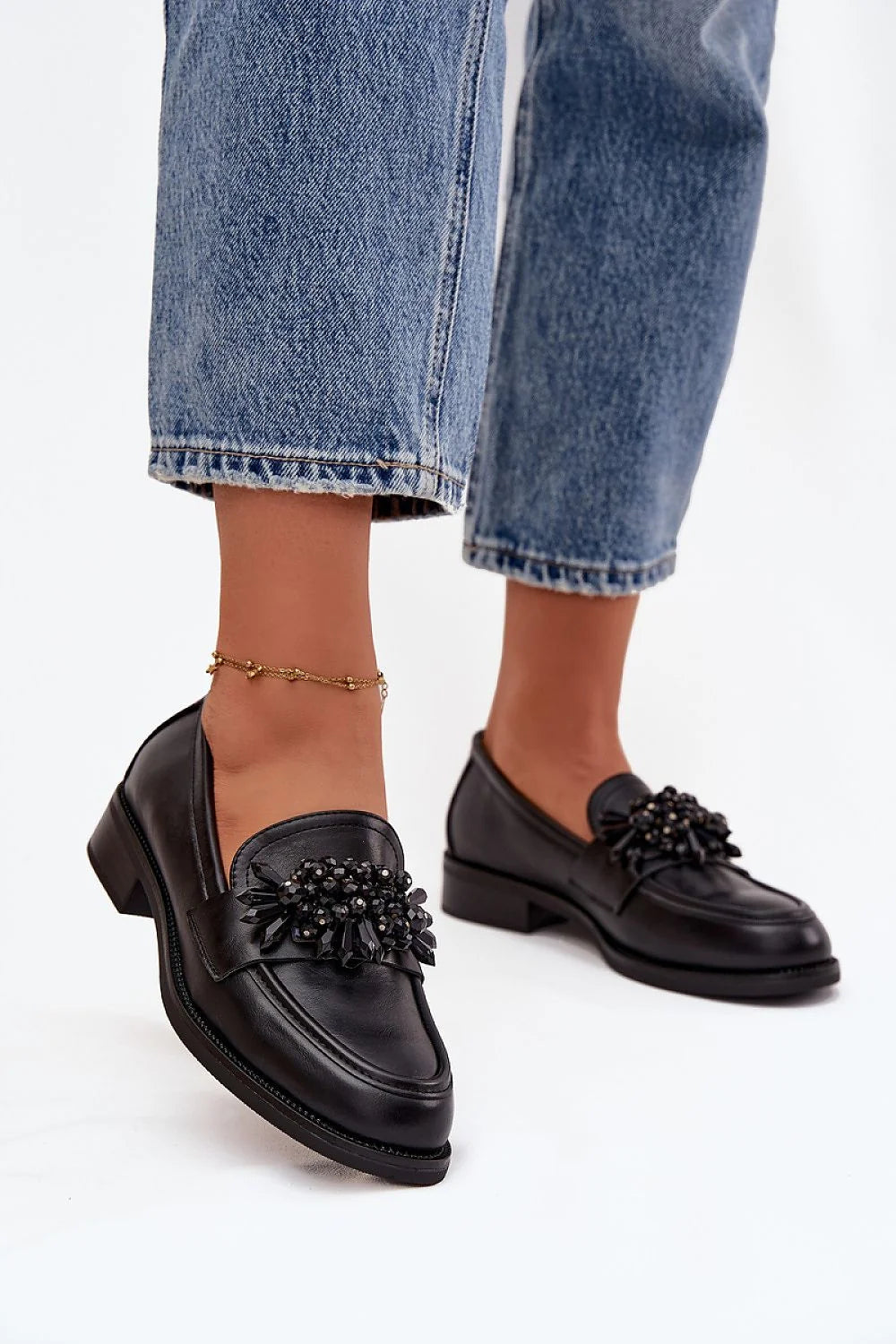 mocassins femme noirs simili cuir loafer bout arrondi talon bas tige souple ornement bijou perles pierres confort polyvalents