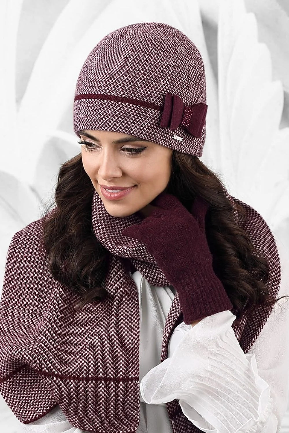 Bonnet Kamea pour femme en alpaga et viscose, motif pied-de-poule, couleur bordeaux et blanc cassé, nœud décoratif, écharpe et gants assortis, haute qualité, Pologne