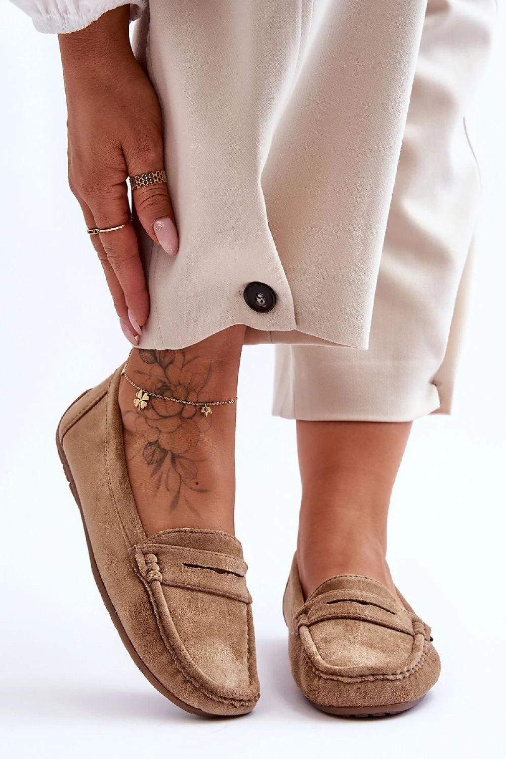 Mocassins classiques pour femmes en éco-daim beige chaude, design intemporel, confort maximal, style décontracté chic, idéal pour quotidien ou occasion informelle, doux et durable