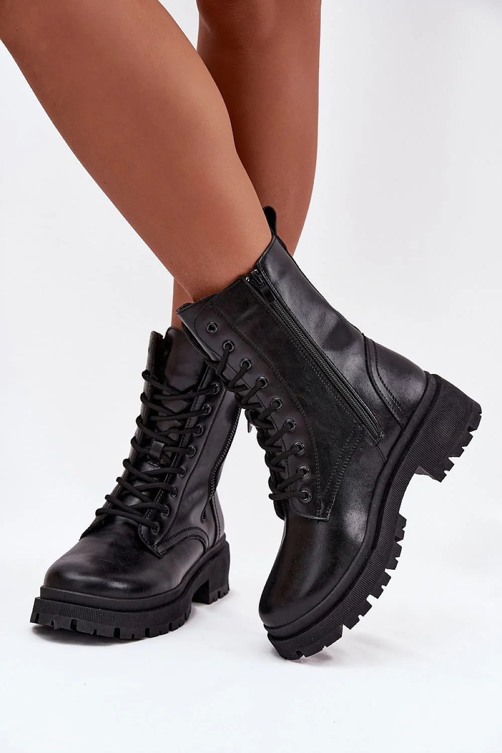 bottines cuir synthétique noir lisse tige mi mollet bout rond lacets œillets métalliques zip latéral semelle crantée plateforme épaisse antidérapante